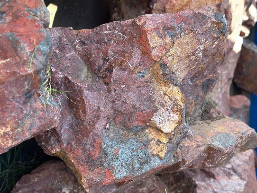 Камни для ландшафтного дизайна красно-фиолетовые 10-60 килограмм купить в Среднеуральске