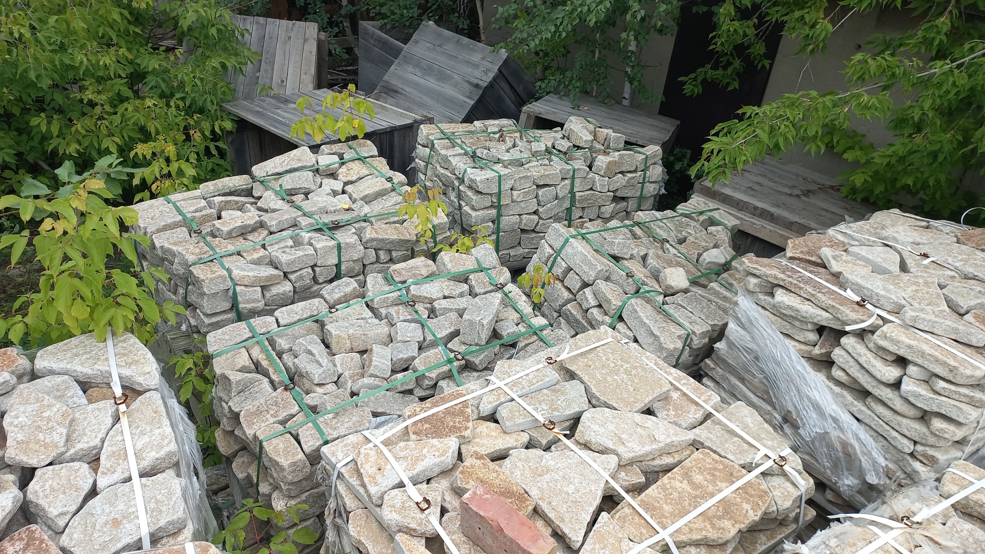 Плитняк галтованный гранитный для ландшафтного дизайна купить в Среднеуральске