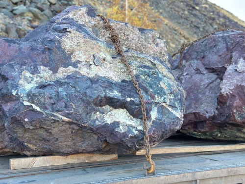 Огромные красно-фиолетовые валуны для ландшафтного дизайна весом более 5 тонн купить в Среднеуральске