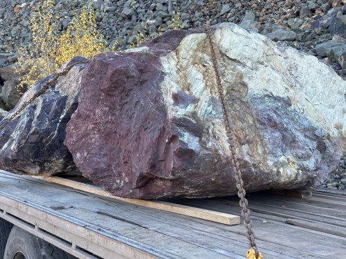 Огромные красно-фиолетовые валуны для ландшафтного дизайна весом более 5 тонн купить в Среднеуральске