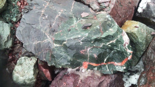 Гигантские зелёные валуны для ландшафтного дизайна весом более 5 тонн купить в Среднеуральске