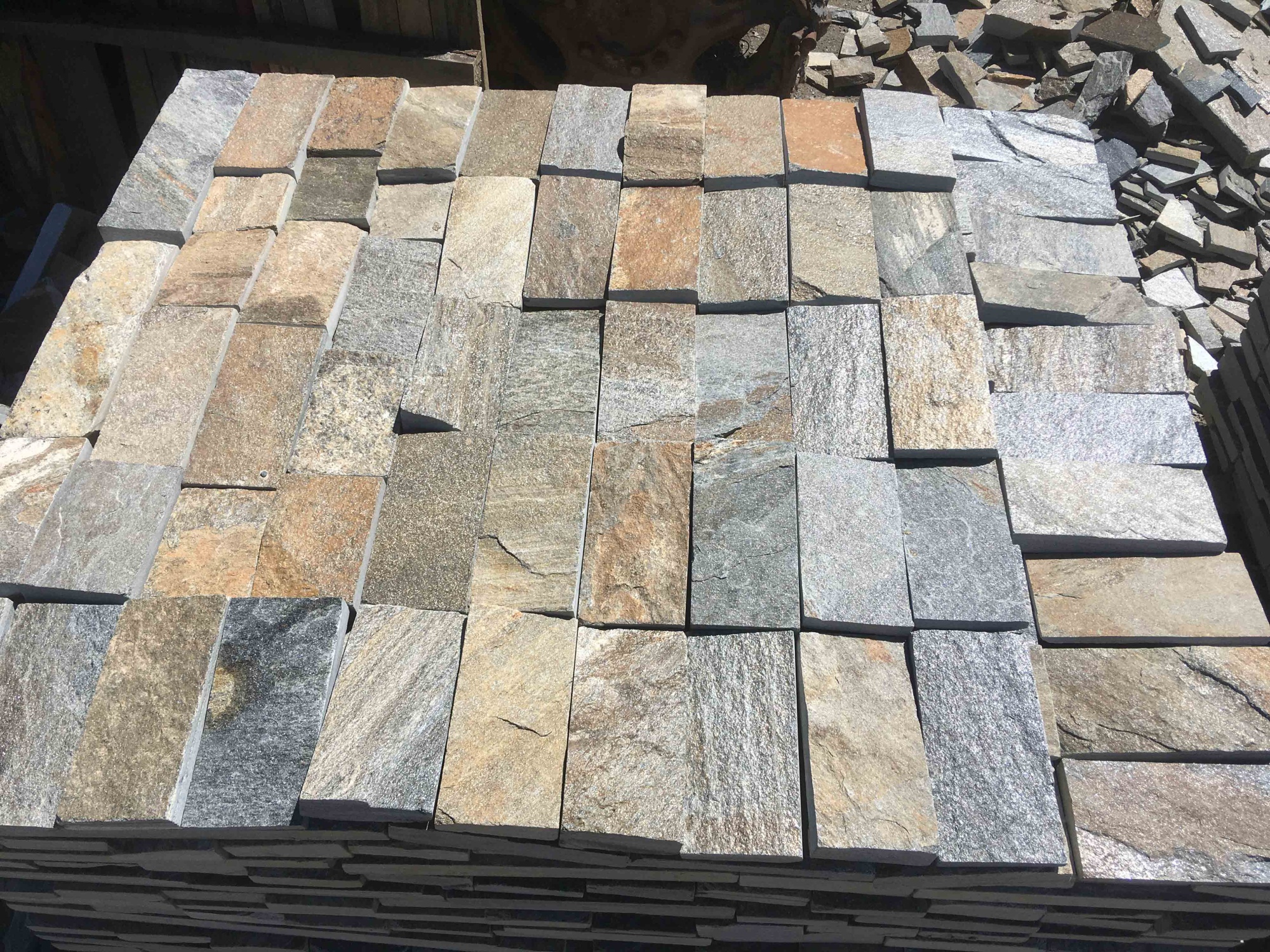 Плитка пилёная златолит Уральский для фасада купить в Среднеуральске