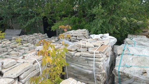 Плитняк галтованный гранитный для ландшафтного дизайна купить в Среднеуральске