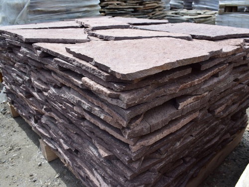 Плитняк лемезит бордовый для облицовки цоколя 20-25 мм  купить в Среднеуральске