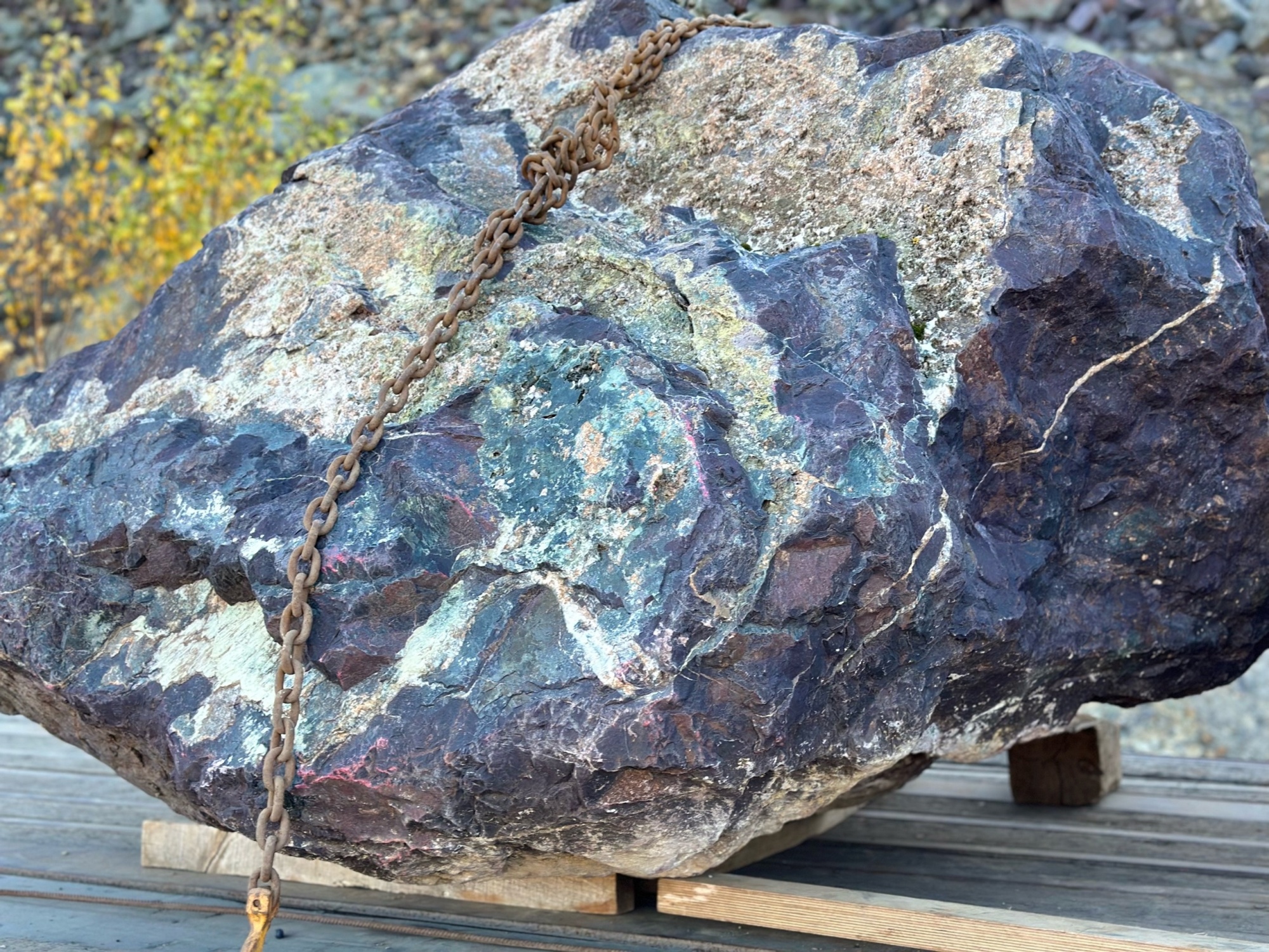 Огромные красно-фиолетовые валуны для ландшафтного дизайна весом более 5 тонн купить в Среднеуральске