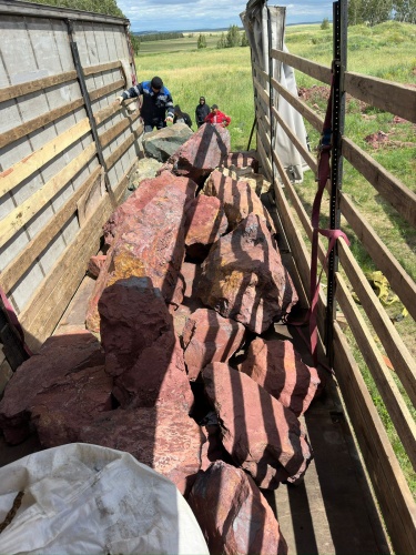 Ландшафтные глыбы красно-фиолетовые 200-1000 килограмм купить в Среднеуральске