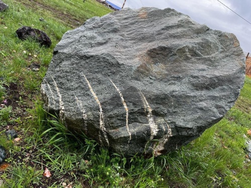 Гигантские зелёные валуны для ландшафтного дизайна весом более 5 тонн купить в Среднеуральске