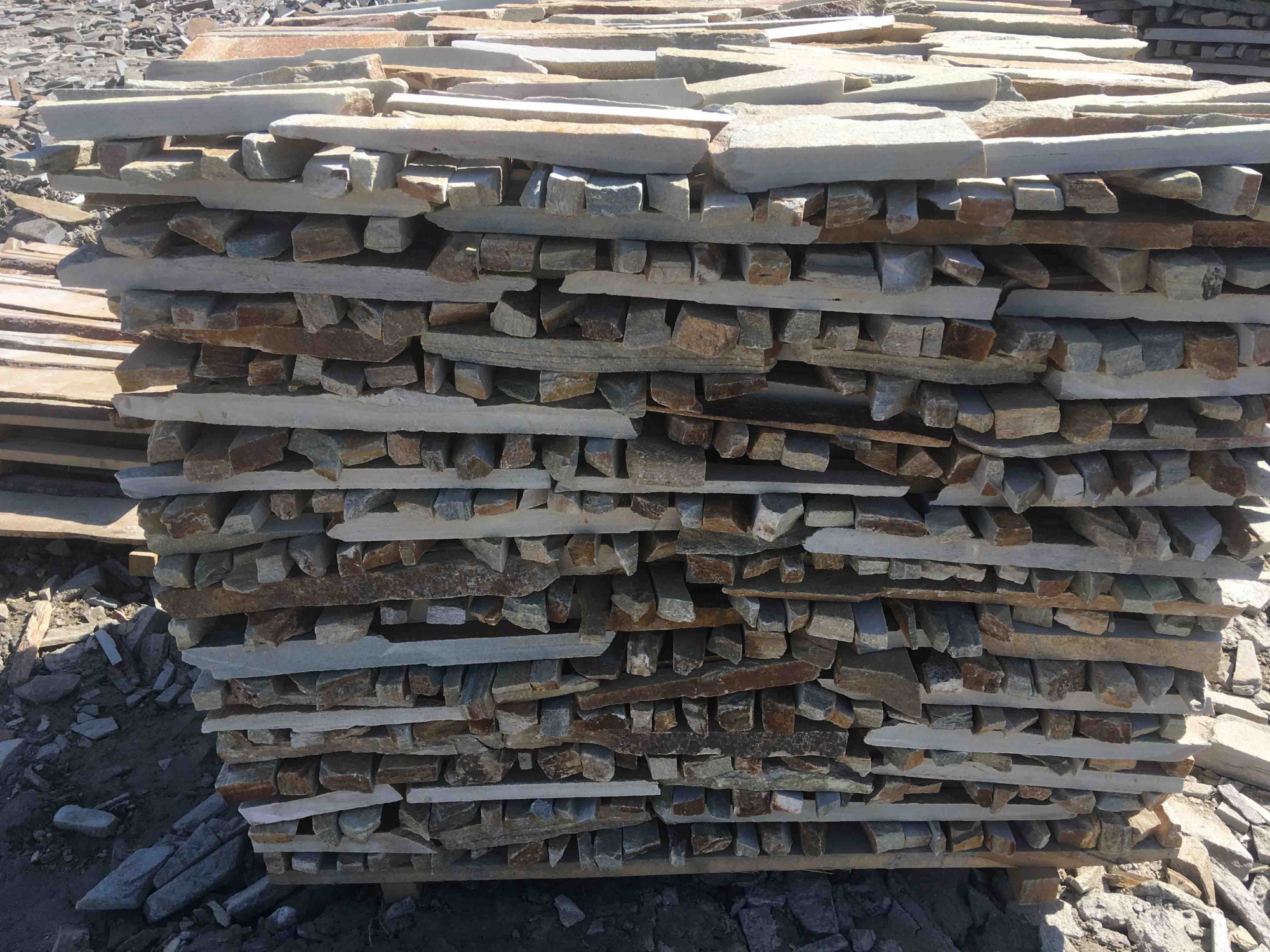 Горбушка златолит золотистый для облицовки купить в Среднеуральске