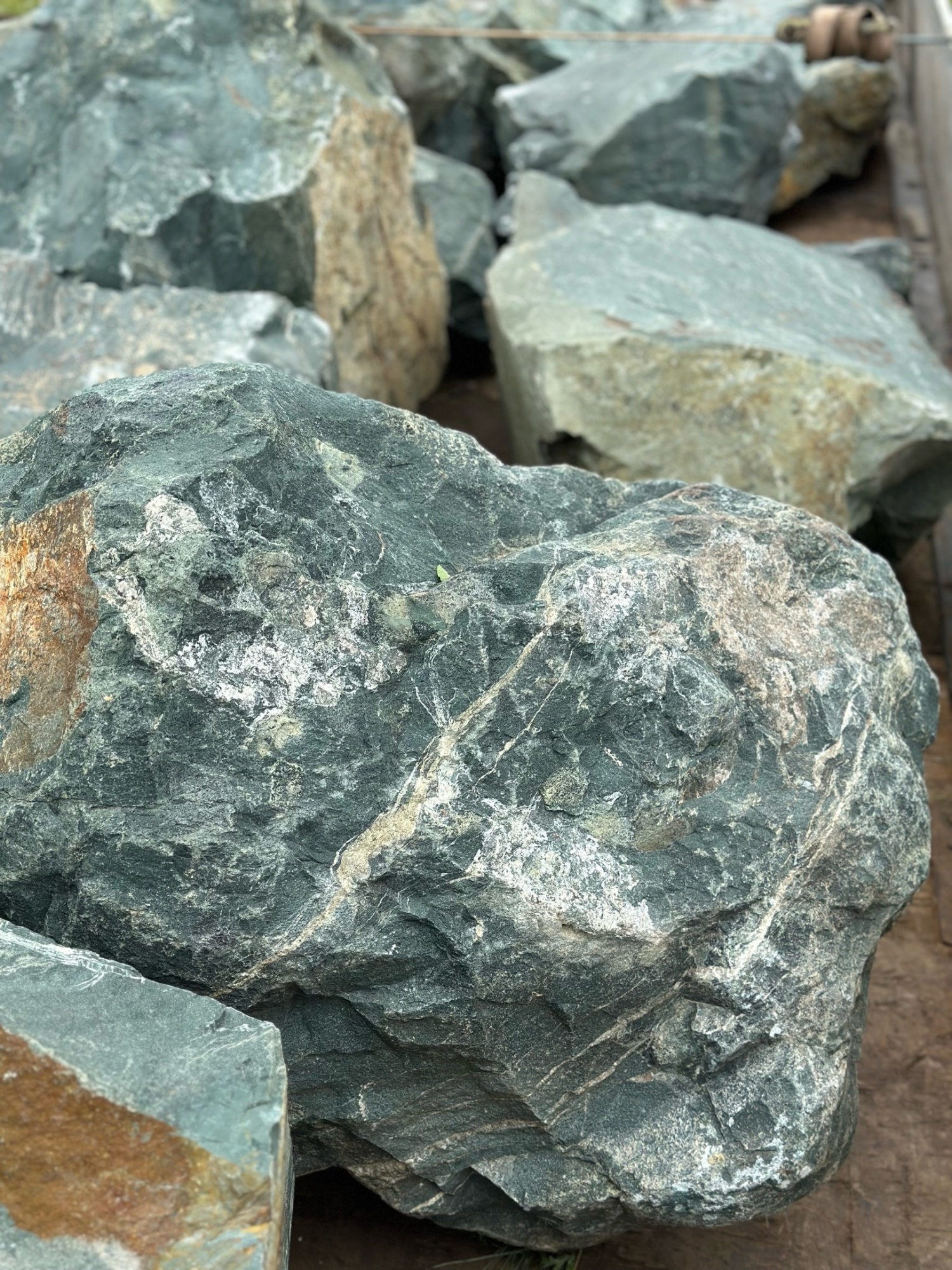 Камни для ландшафтного дизайна зелёные 10-60 килограмм купить в Среднеуральске