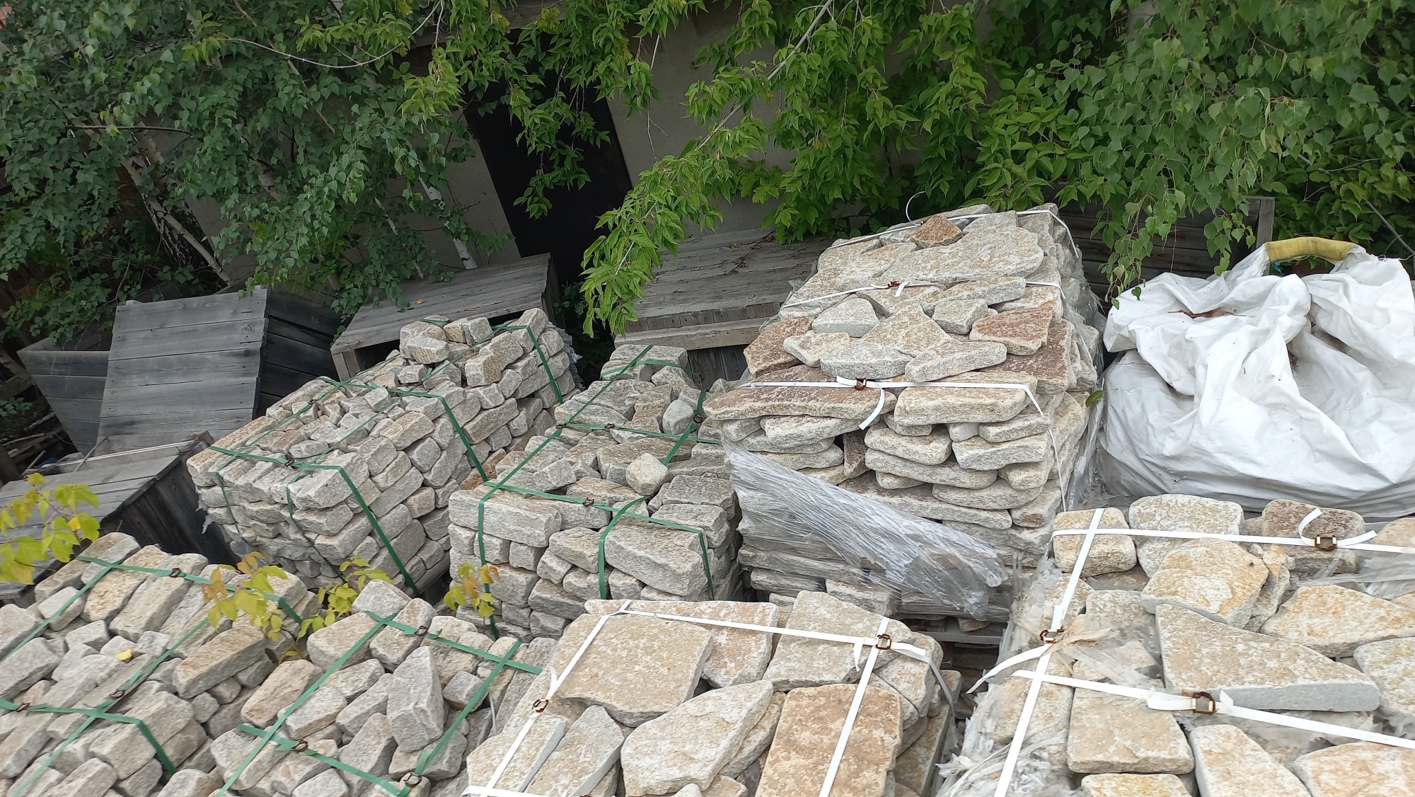 Плитняк гранитный галтованный купить в Среднеуральске