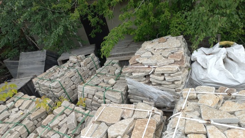 Плитняк гранитный галтованный купить в Среднеуральске