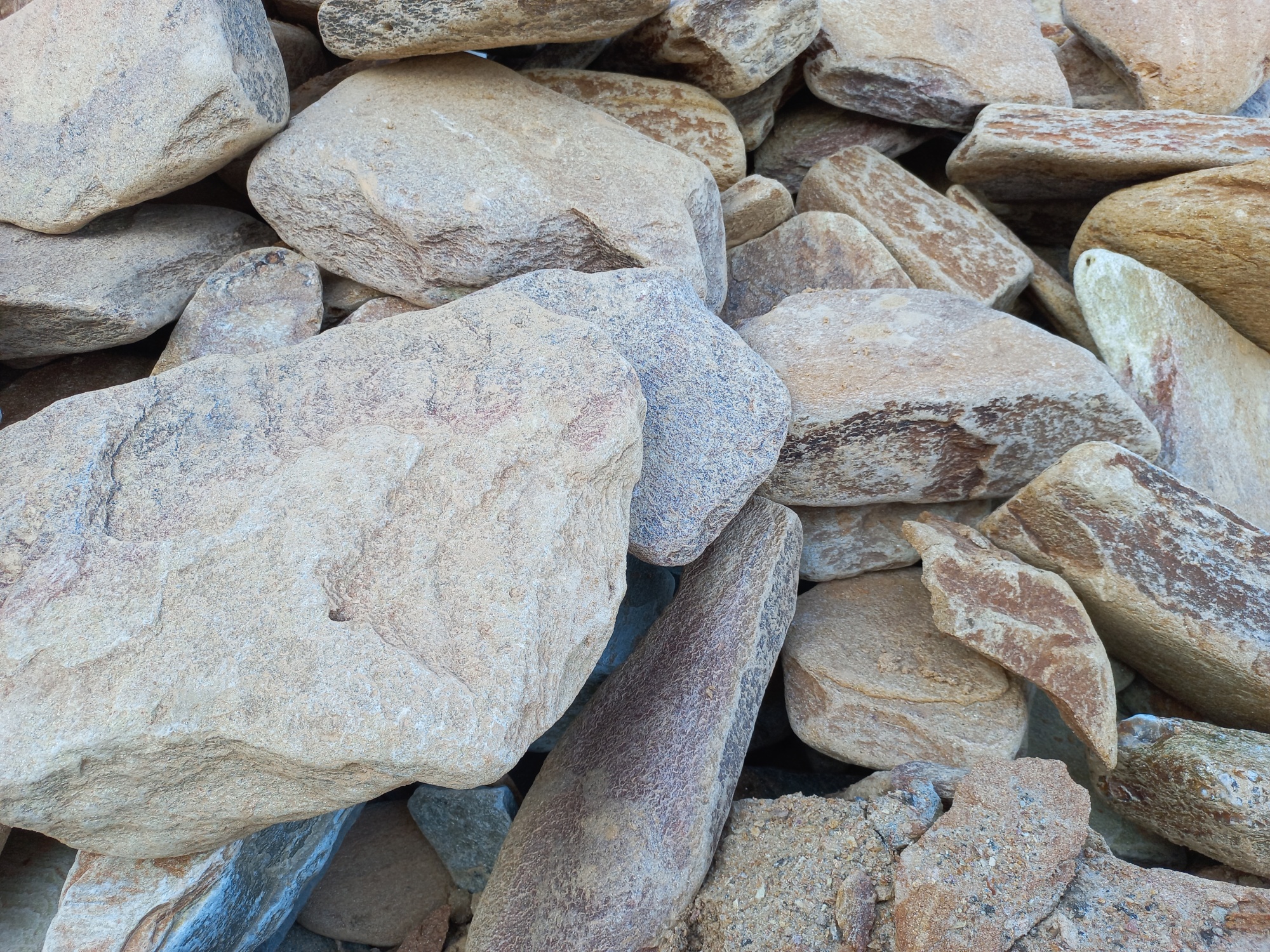 Златолит жёлтый, жёлто-зелёный глыбки и валуны для ланшафтного дизайна купить в Среднеуральске