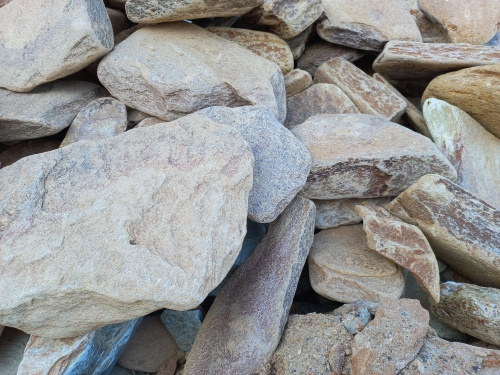 Златолит жёлтый, жёлто-зелёный глыбки и валуны для ланшафтного дизайна купить в Среднеуральске