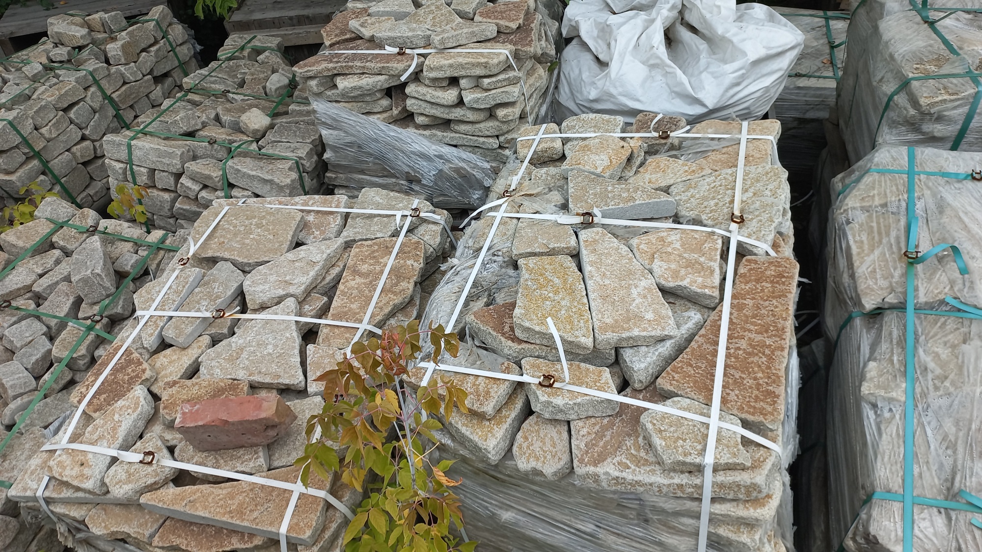 Плитняк гранитный галтованный купить в Среднеуральске