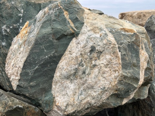 Гигантские зелёные валуны для ландшафтного дизайна весом более 5 тонн купить в Среднеуральске