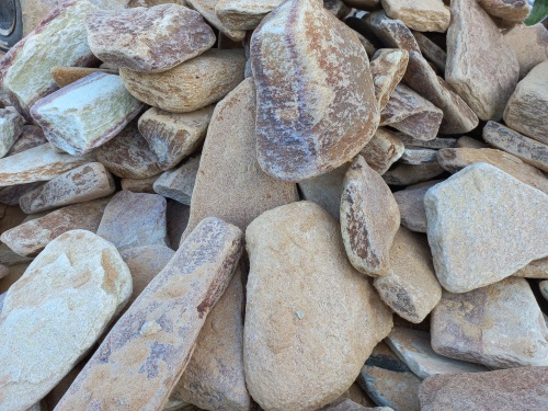 Златолит жёлтый, жёлто-зелёный глыбки и валуны для ланшафтного дизайна купить в Среднеуральске