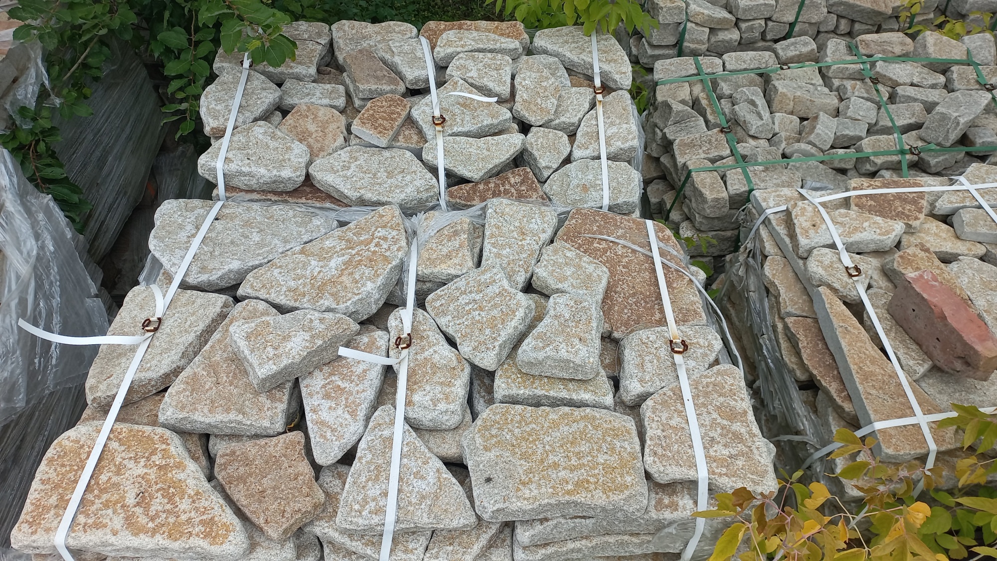 Гранитный плитняк галтованный для мощения купить в Среднеуральске