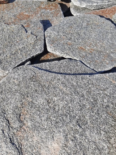 Златолит серебристый галтованный для цоколя купить в Среднеуральске